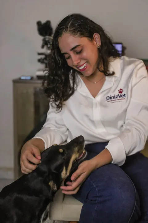 Veterinária da DinizVet cuidando de um cão
